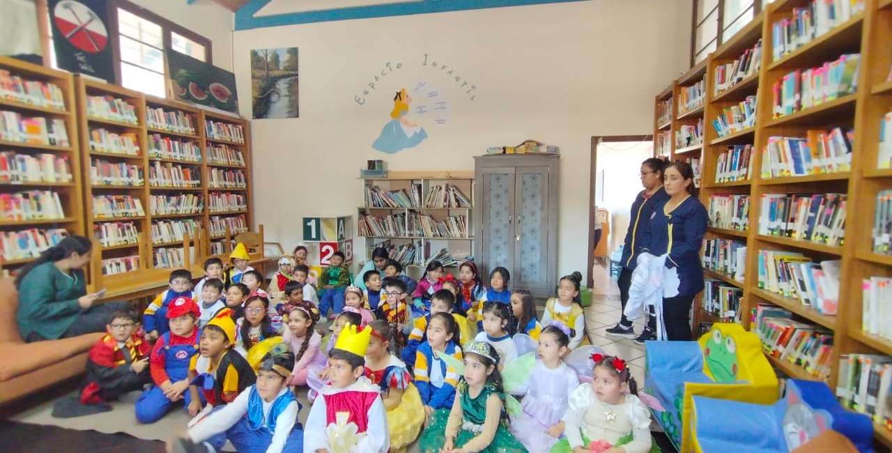 Los alumnos/as de Kínder visitaron la Biblioteca Municipal de Ovalle para celebrar el Día Internacional del Libro